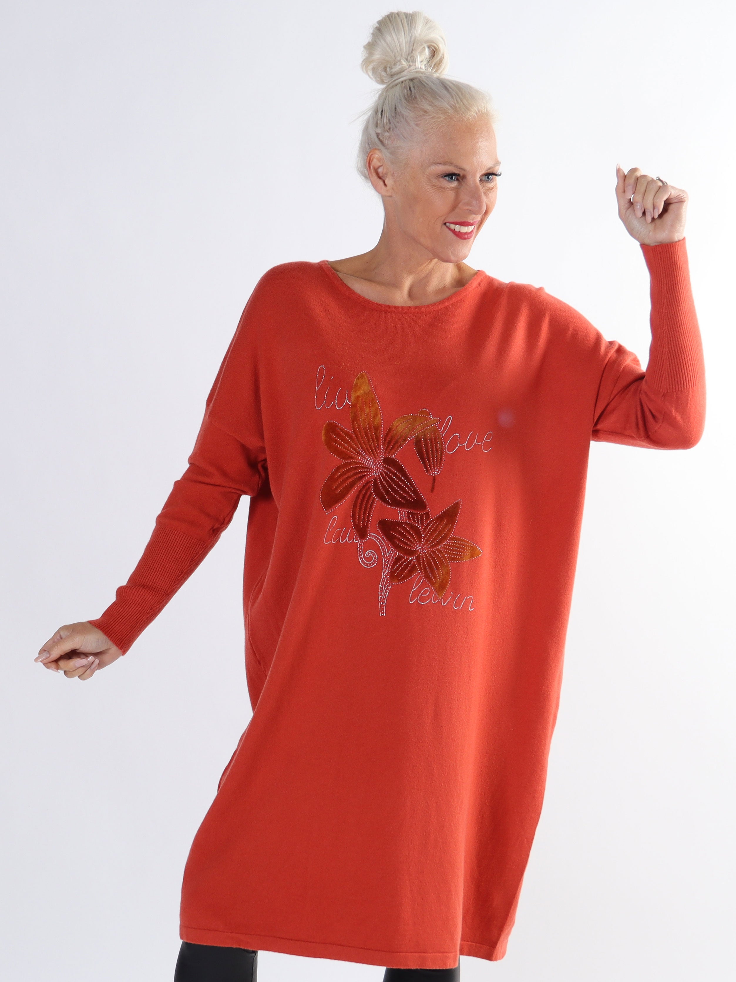 Amilie - Blød plus size strikkjole med blomstermotiver